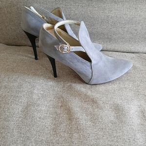 Grey suede pump